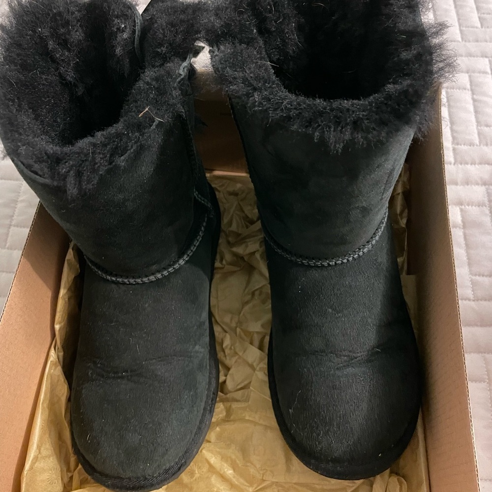 UGG Bailey Bow Black size 2